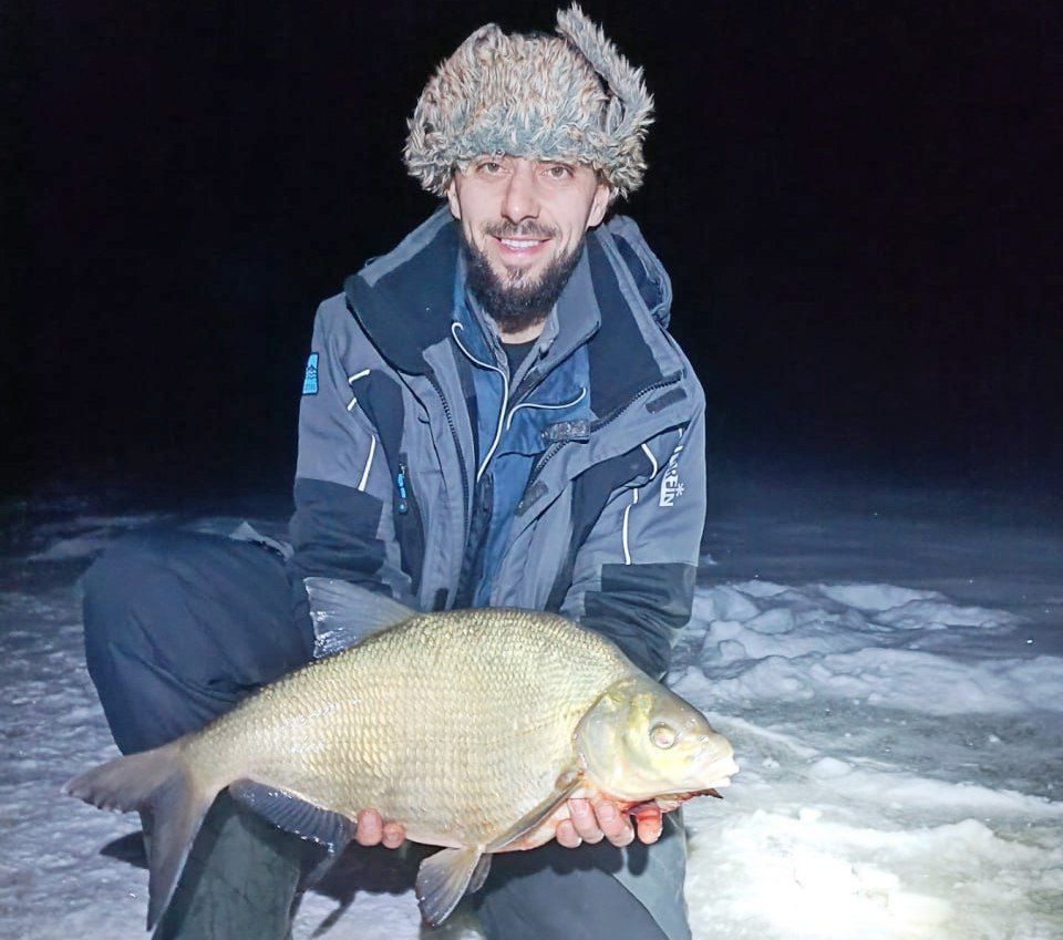 Рыбаки хвастаются уловами на озере Свирь