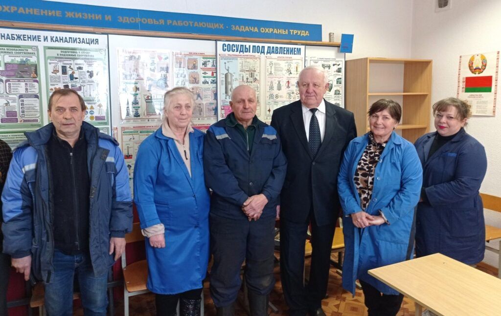 Слесарь водоканала из Мядельского района  45 лет работает на одном месте