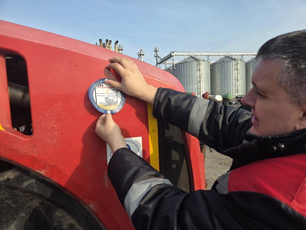 Инспекторы Госэнергогазнадзора рассказывают механизаторам про правила безопасной работы техники под ЛЭП