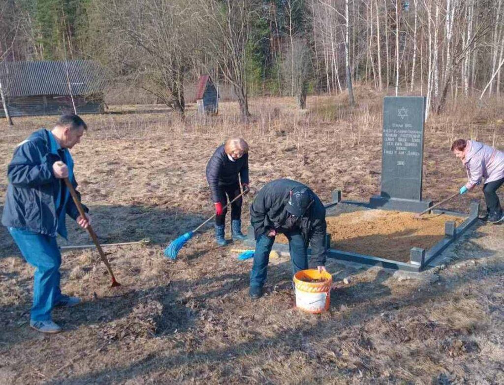 В Мядельском районе благоустроили захоронения ветеранов и жертв фашизма