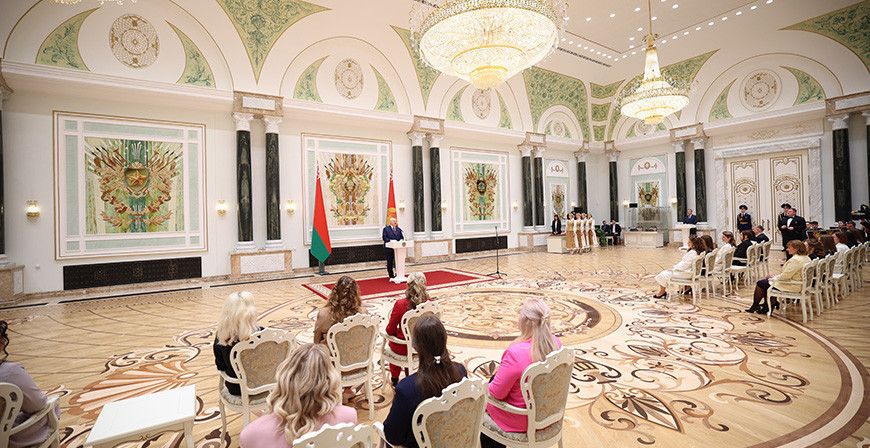 Лукашенко в преддверии 8 Марта вручил женщинам государственные награды