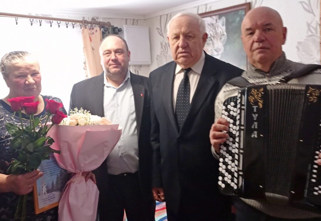 Чествовали Анну Кухоренок, которая 40 лет работает заведующей фермой «Мокрица»