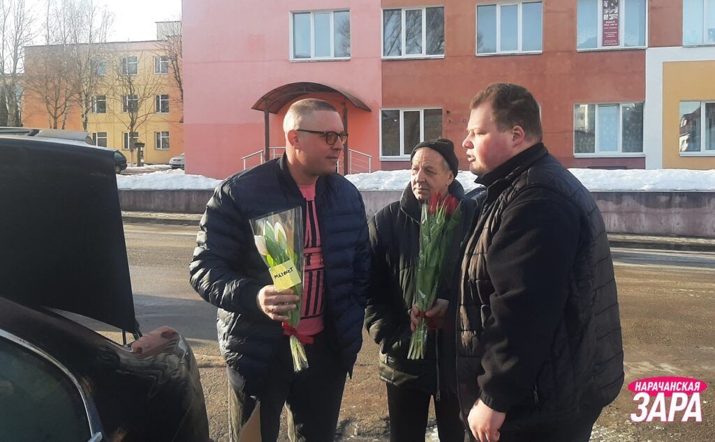 Сегодня по 5 рублей — пообщались с продавцами и первыми покупателями тюльпанов в Мяделе