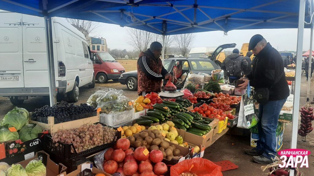 Клубника-иностранка и много лука-севка: заглянули на мядельский рынок
