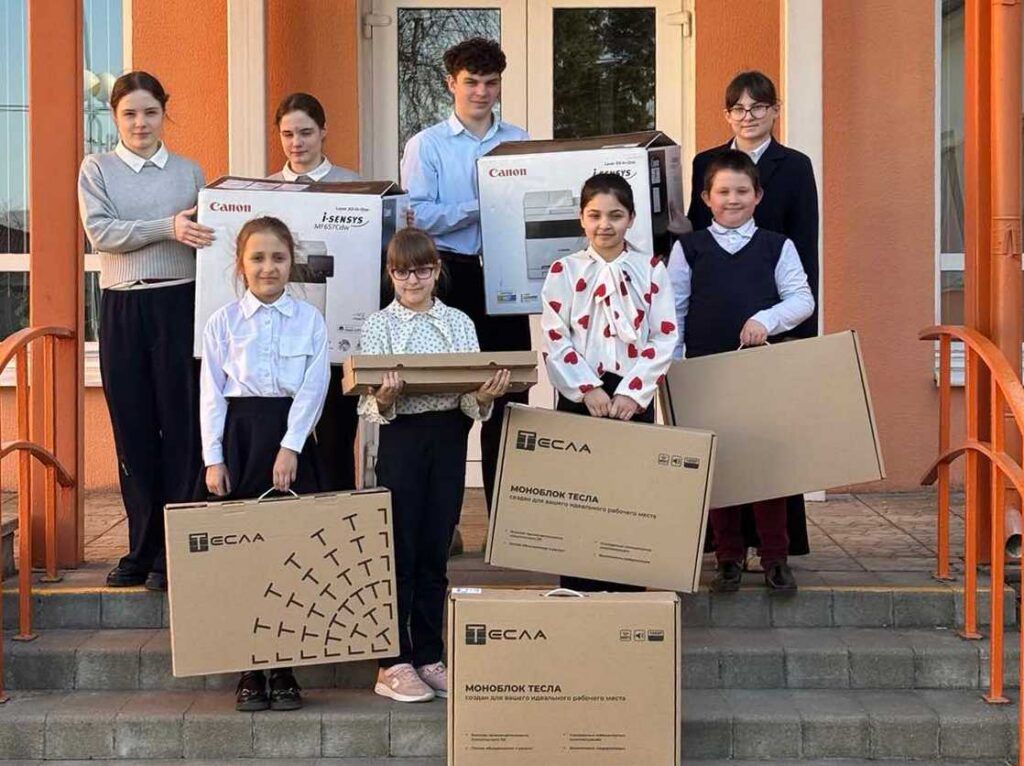 Выпускник подарил родной школе современную компьютерную технику