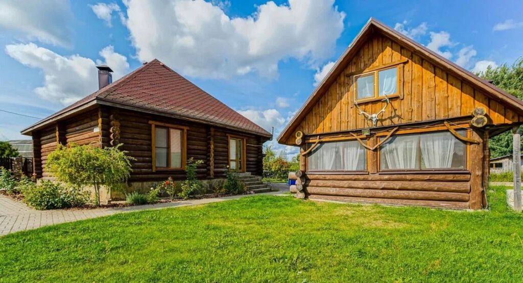 В Занарочи продается загородный дом-усадьба с аутентичным дизайном 