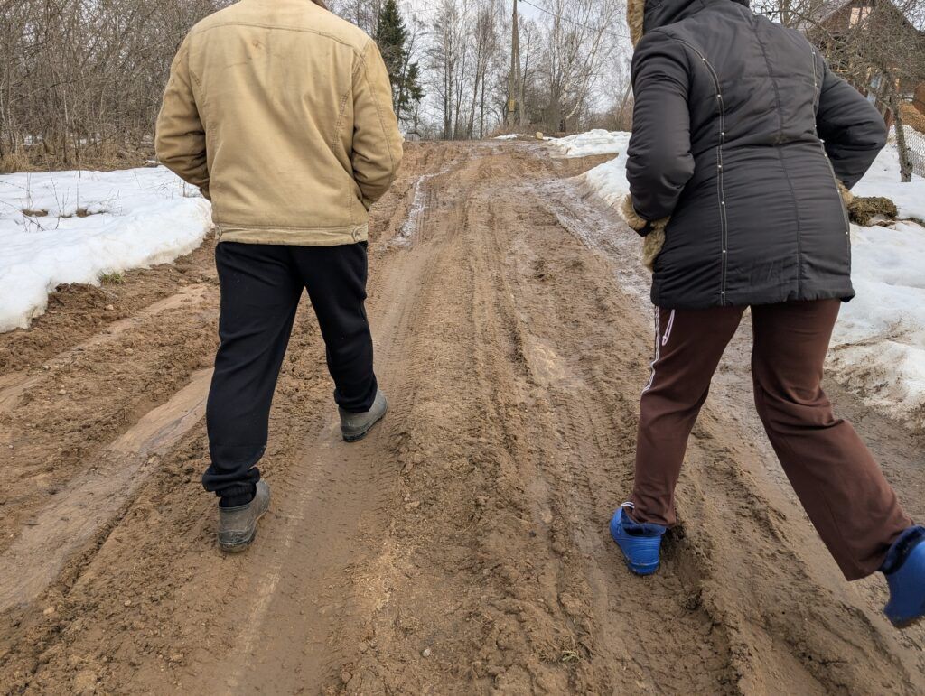 Обуваем сапоги, чтобы ходить по деревне: жители Теляков жалуются на дорогу