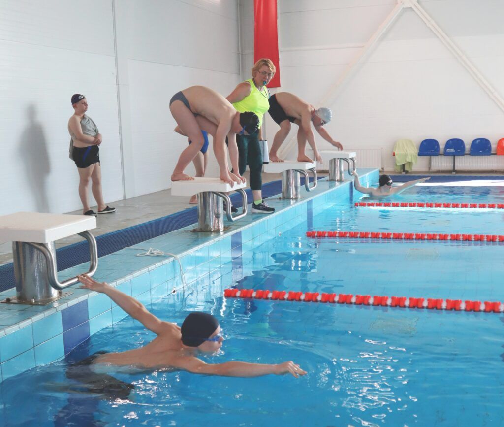 В Мяделе прошли рекордные по количеству участников соревнования по плаванию для людей с синдромом Дауна 