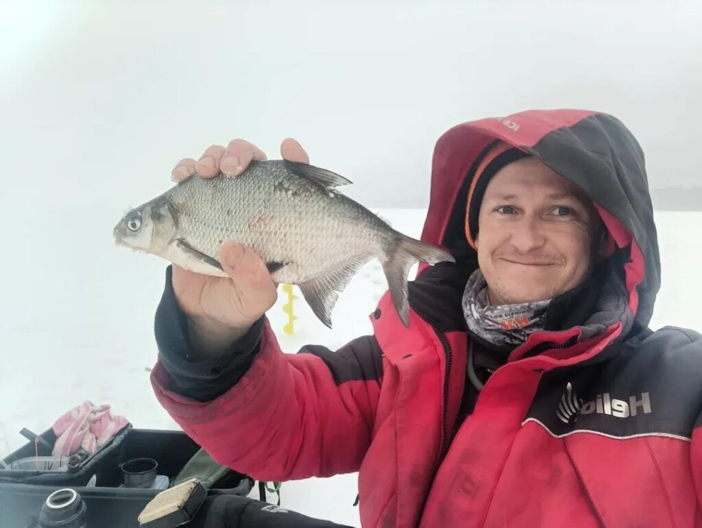 Трофеи февраля: рассказываем, что рыбаки наловили за последний месяц зимы на озерах Мядельщины