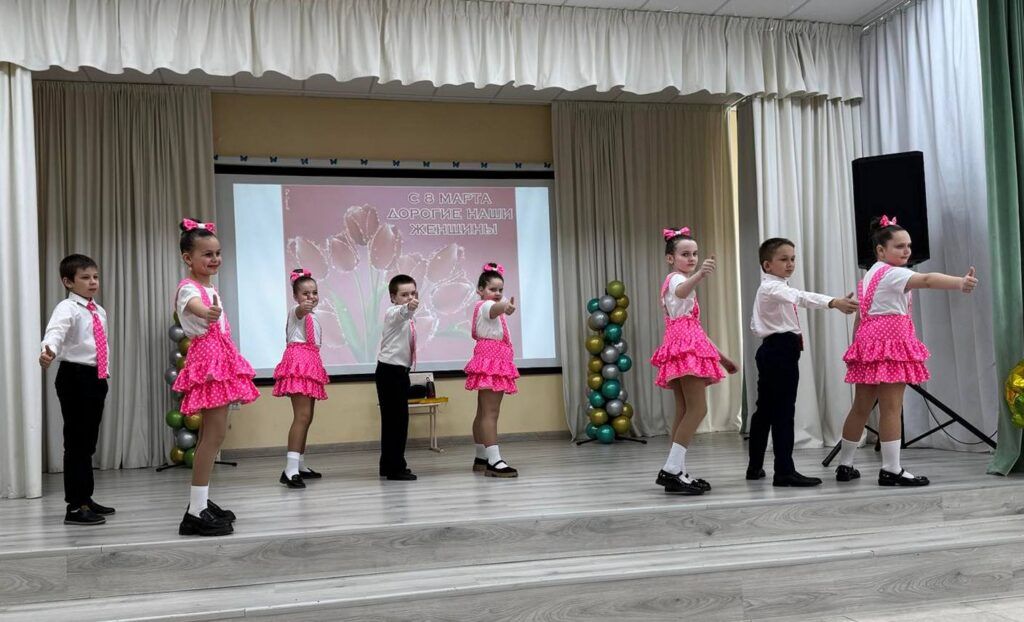 Кривичские школьники поздравили с праздником 8 Марта мам, бабушек, женщин-учителей и одноклассниц