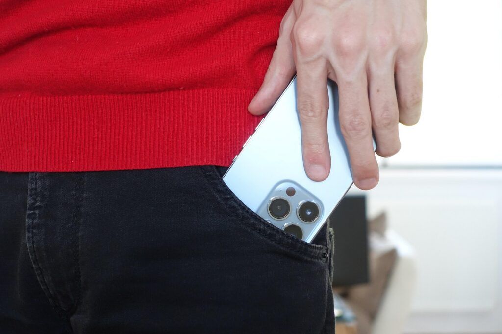 Гендиректор предприятия в Минской области присвоил служебные смартфоны и имущество