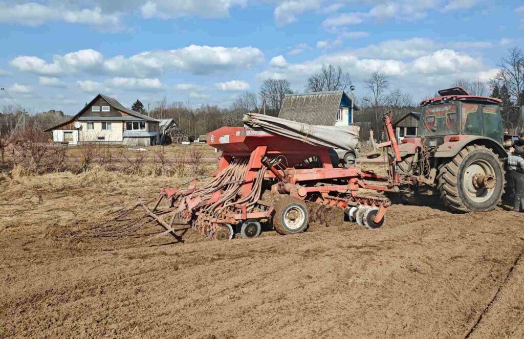 Хлеборобы «Свирь-агро» первыми в Мядельском районе начали посевную