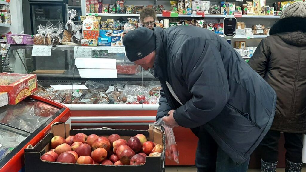 Витамины для сельчан: ищем овощи и фрукты в магазинах агрогородка Сватки