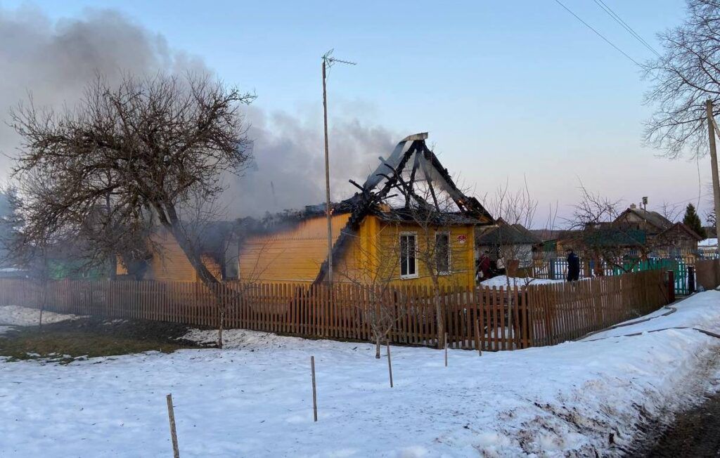 В Мядельском районе горел дом – хозяйка покинула его самостоятельно