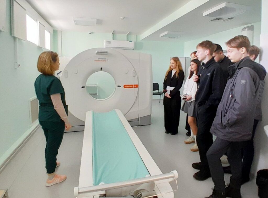 Мядельские школьники посетили больницу и узнали о работе медиков из первых уст