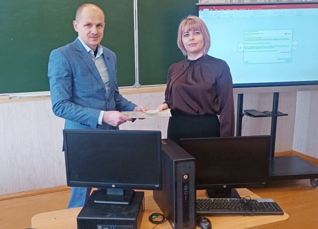 «Беларусбанк» передал компьютеры в Нарочскую среднюю школу №1