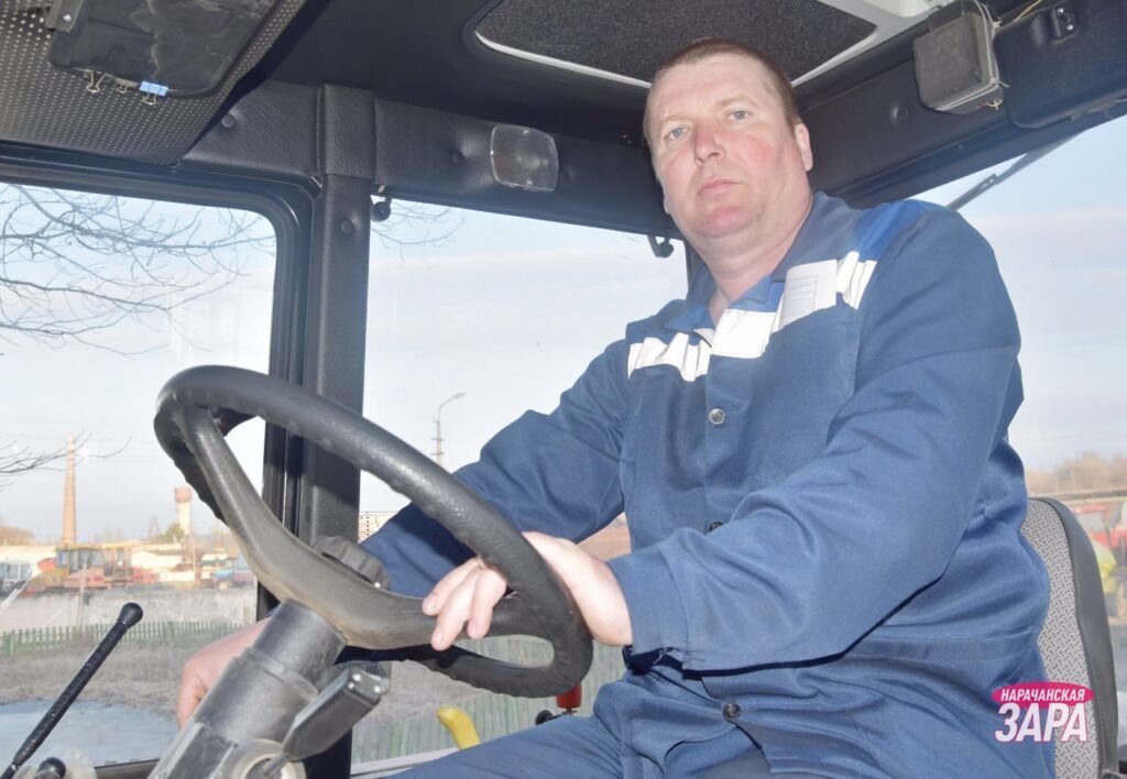 Кто-то благодарит, а кто-то и недоволен. О нюансах работы коммунальщика рассказал тракторист Мядельского ЖКХ