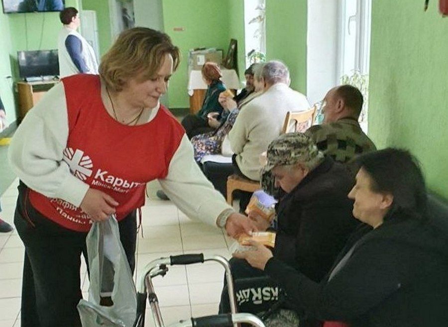 Сладости и крепкие объятия: в преддверии Пасхи волонтеры посетили социальные учреждения района