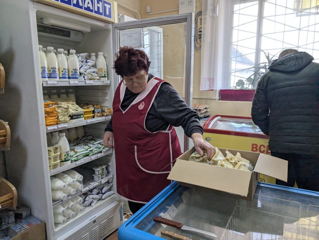 Посмотрели ассортимент в Боярах: какие товары предлагает сельский магазин  