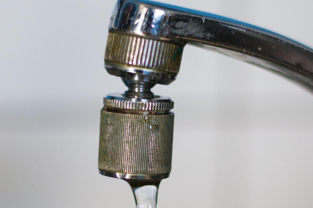 Мядельчанка пожаловалась на ржавую воду из крана. Что ответили в ЖКХ?