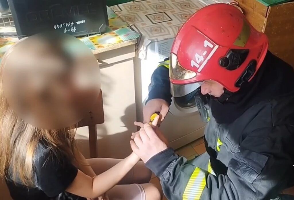 Ювелирная работа: спасатели помогли ребенку в Мяделе