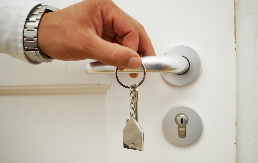 Двухуровневую трешку всего за 4900 рублей выставили на аукцион в Мядельском районе