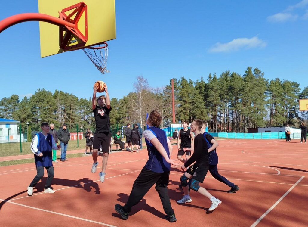 В Занарочи соревновались баскетболисты