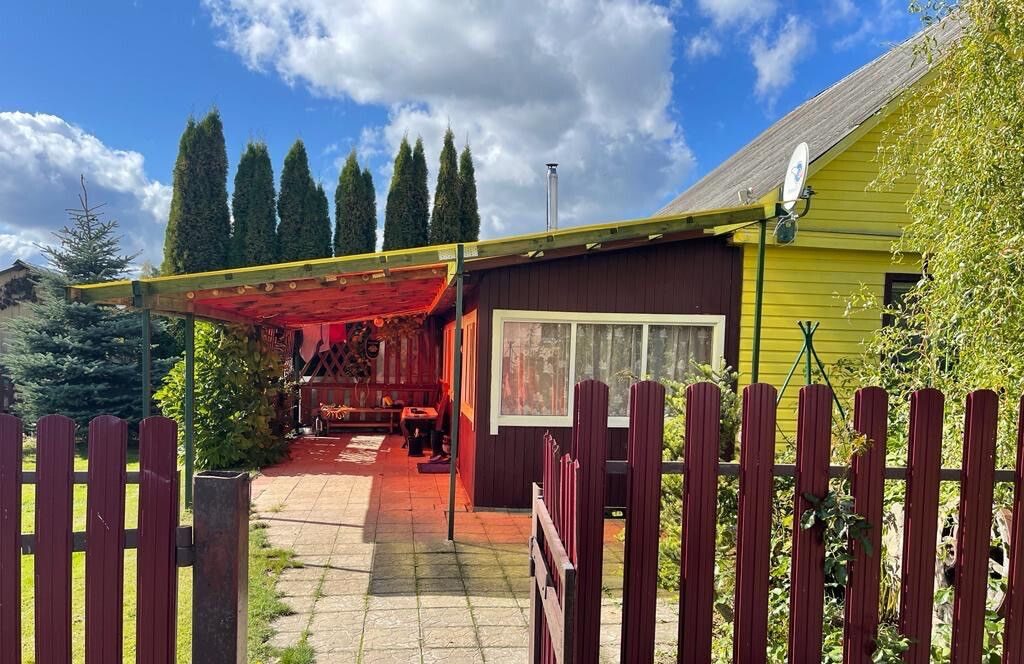 Выставили на продажу дом недалеко от озера. За него хотят не так и много