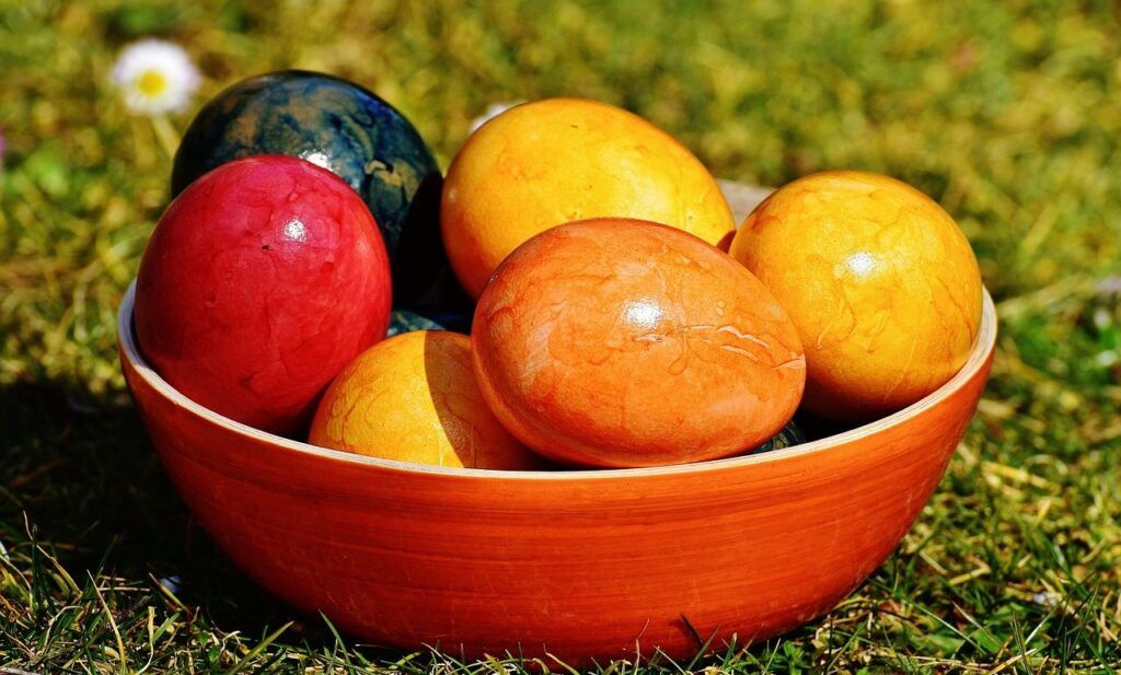 Дети выбросили пасхальные яйца в мусорницу у подъезда