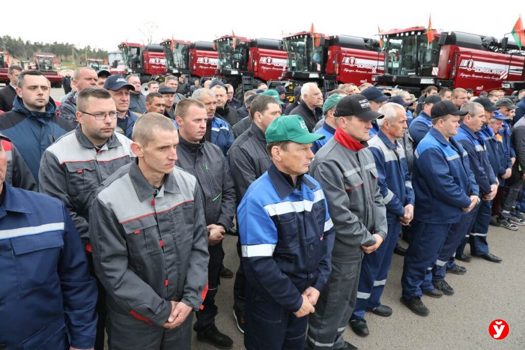 Два хозяйства Мядельщины получили новые комбайны