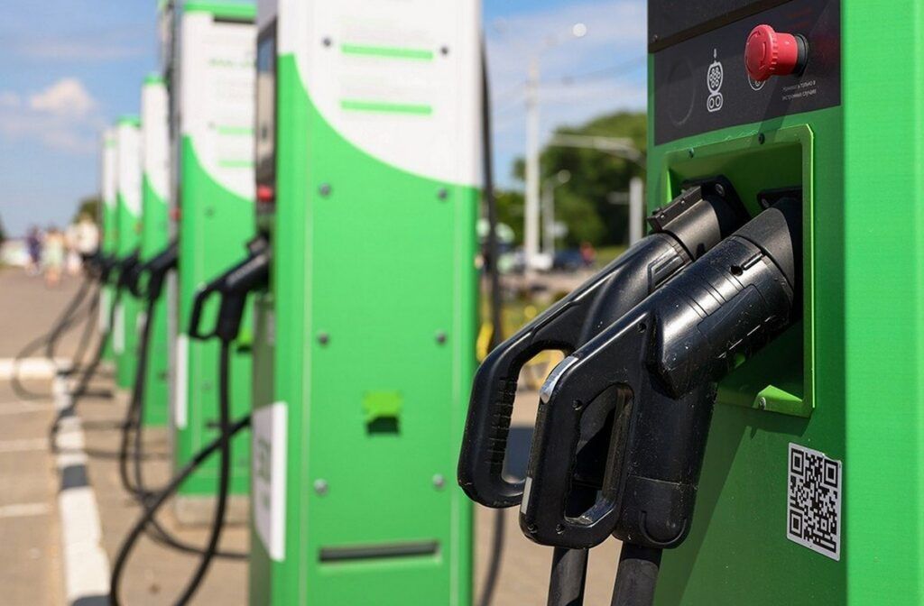 Белорусы пожаловались на дефицит зарядок для электромобилей – и по дороге на Нарочь