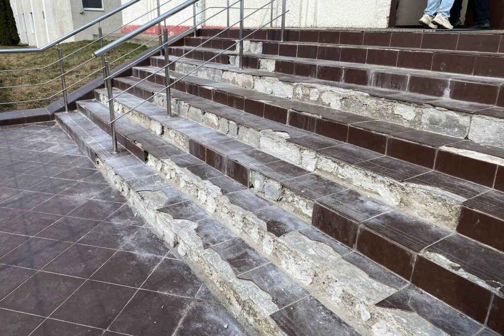 Мядельчане обеспокоены состоянием ступеней к паспортной службе