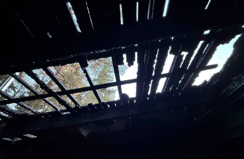 В курортном поселке Нарочь горела хозпостройка