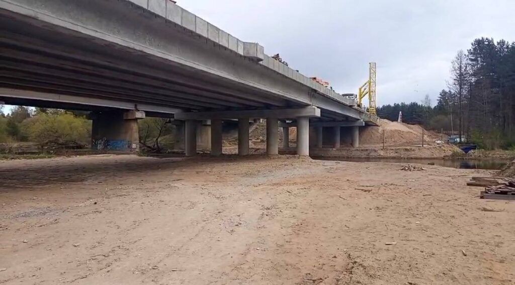 На дороге из Минска на Нарочь достраивают новый мост – когда откроют движение