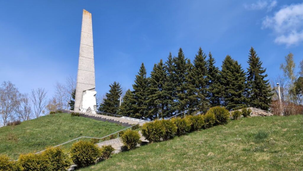 Как у деревни Никольцы вырос 24-метровый обелиск памяти