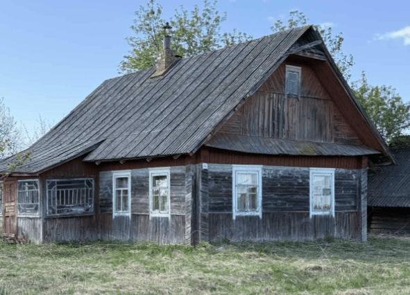 На Мядельщине продают дом, но без участка. Сколько стоит?