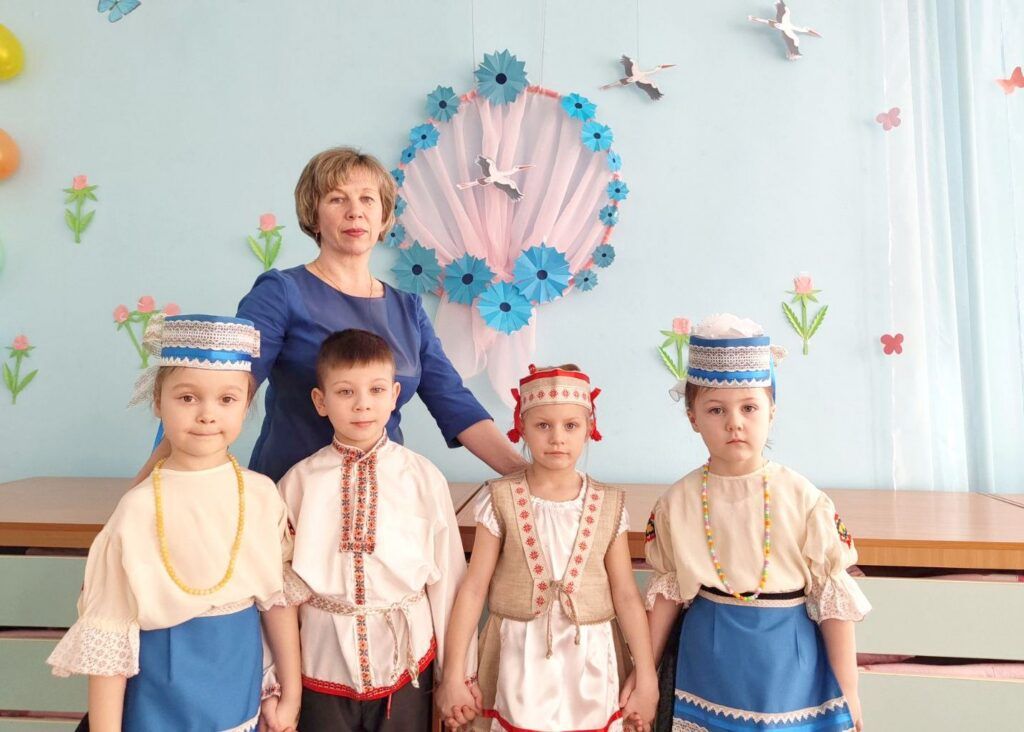 Воспитатель из Кривичей шьет оригинальные детские костюмы