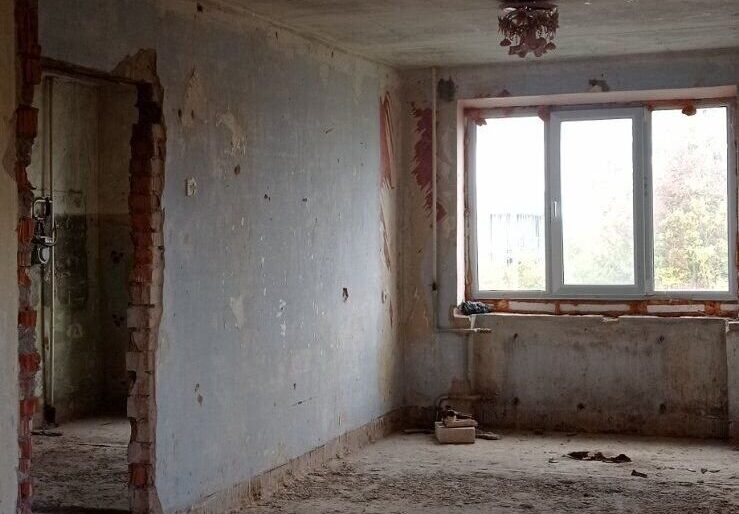 Кирпич и бетон: на продажу выставили двушку в Боярах