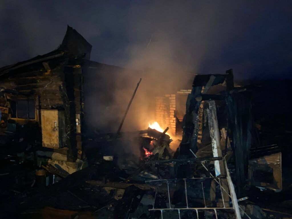 В Мядельском районе горела хозпостройка