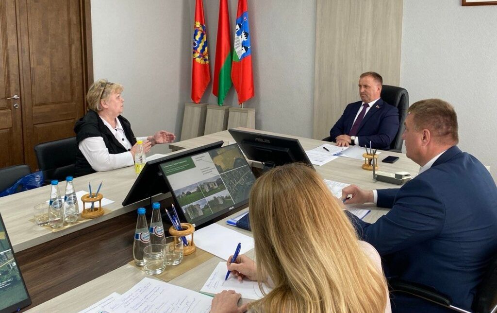 Жители Мядельского района обсудили свои проблемы с помощником Президента