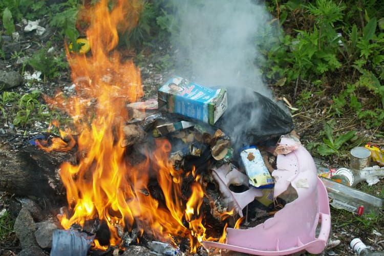 Дым от сжигания пластика на Заозерной: жители Мяделя бьют тревогу