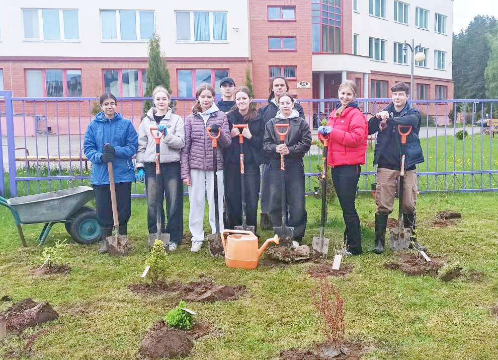 В Мядельском районе школьники сажали кустарники и цветы, ремонтировали книги