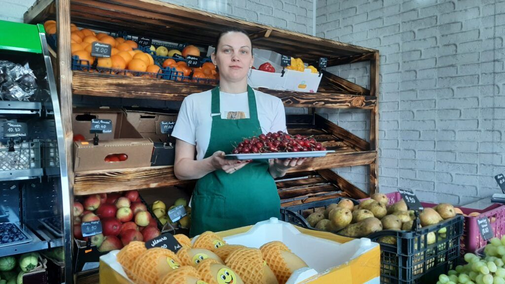 Свежие овощи, ароматные фрукты: в Мяделе открылась новая «Овощная лавка»