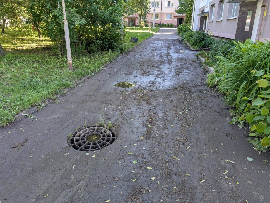 Затопило двор в Мяделе: смотрим последствия