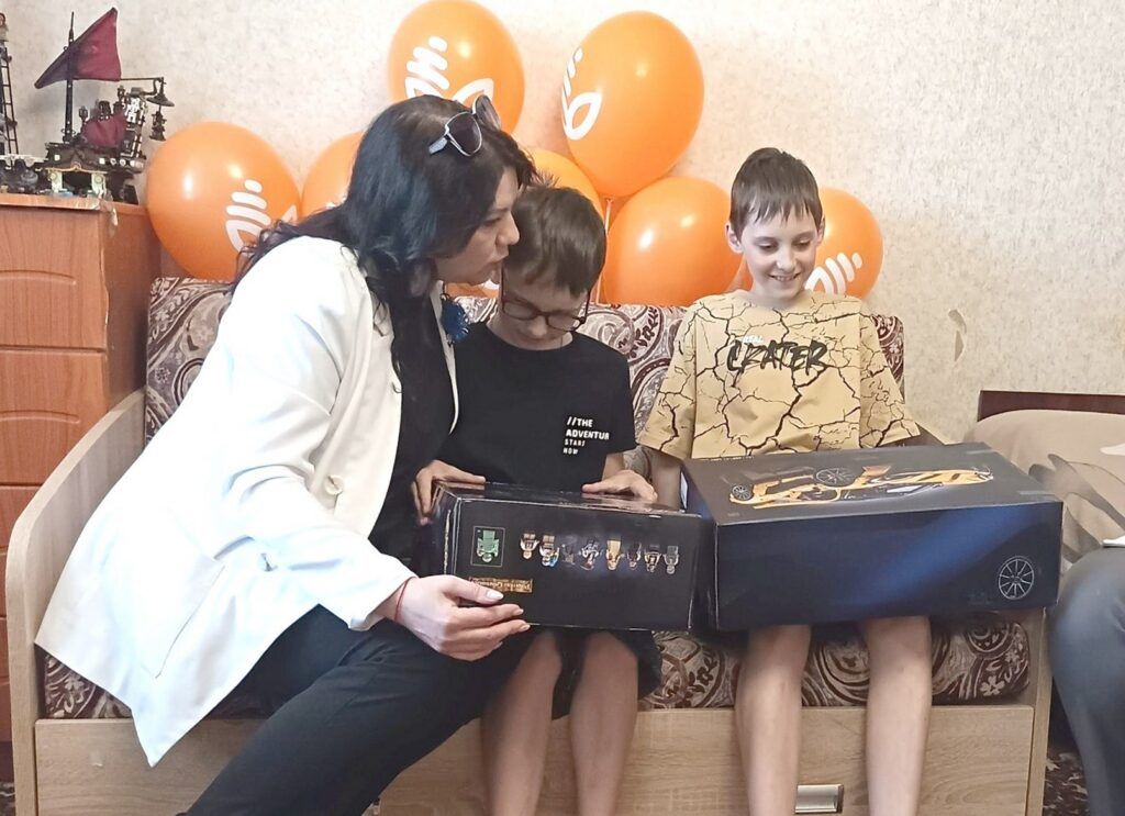Сотрудники Белагропромбанка поздравили с Днем защиты детей мальчиков с непростой судьбой