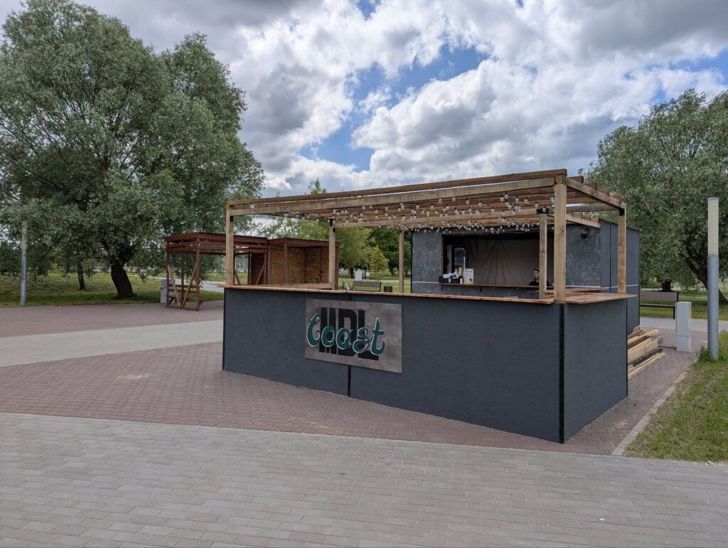 Хот-доги и лимонад: на городском пляже в Мяделе заработало новое кафе 