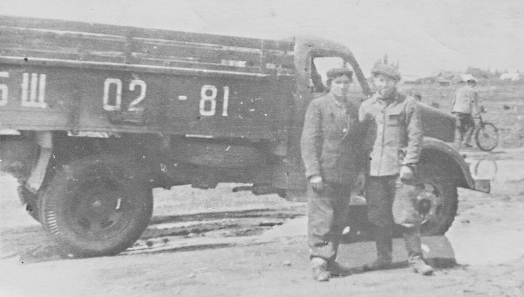 Универсальный транспорт – фото сделано в нынешнем агрогородке Пузыри в 1961 году