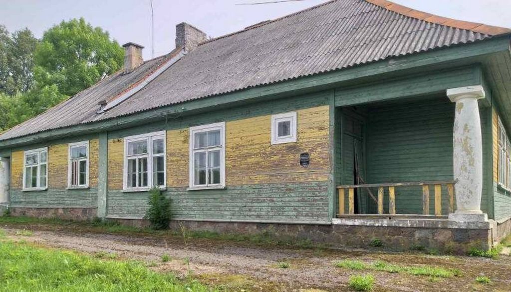 Начальная цена старой школы возле Голубых озер выросла в 120 раз