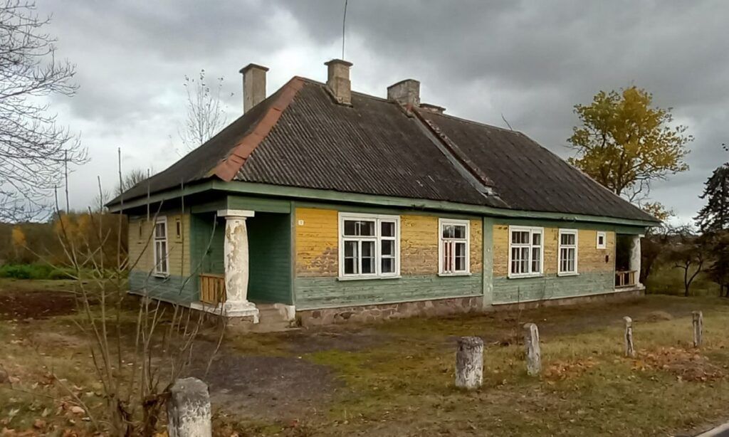 Старую школу возле Голубых озер снова выставили на торги