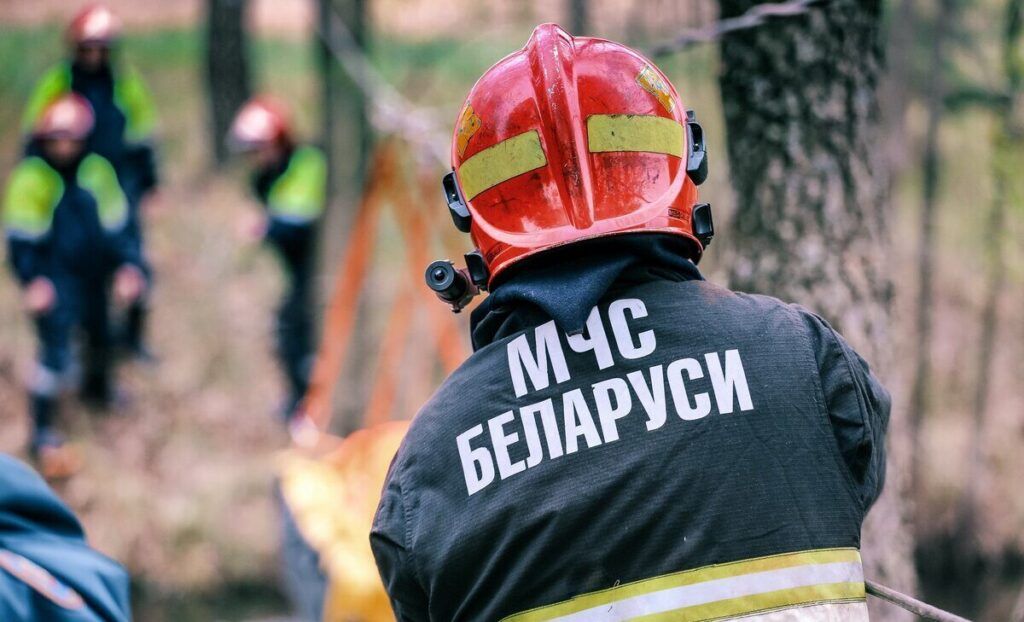 Руководство Мядельского района поздравило сотрудников и ветеранов пожарной службы